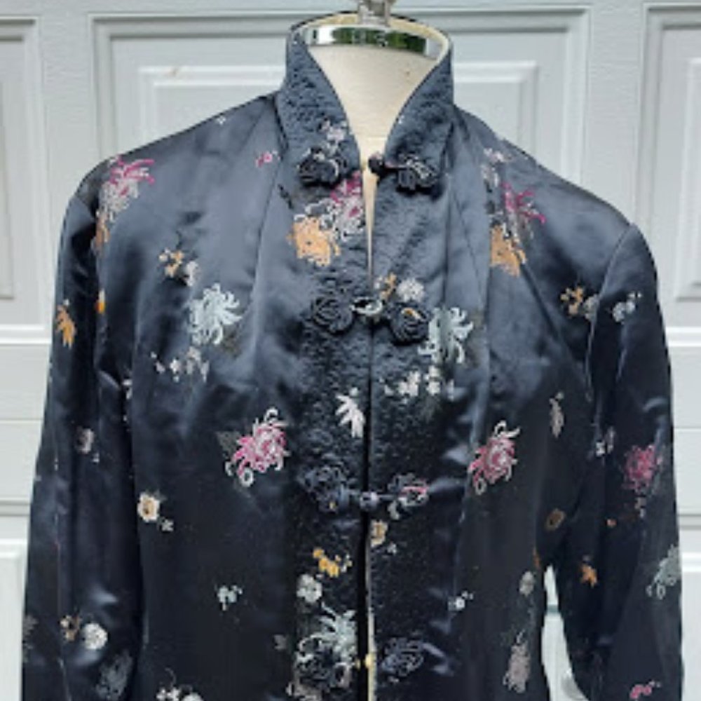 NWOT SIZE MEDIUM Smithsonian Institute Reversible Chinese Satin Jacket